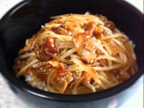 食べるラー油でピリ辛が旨〜い♥豚もやし丼♬